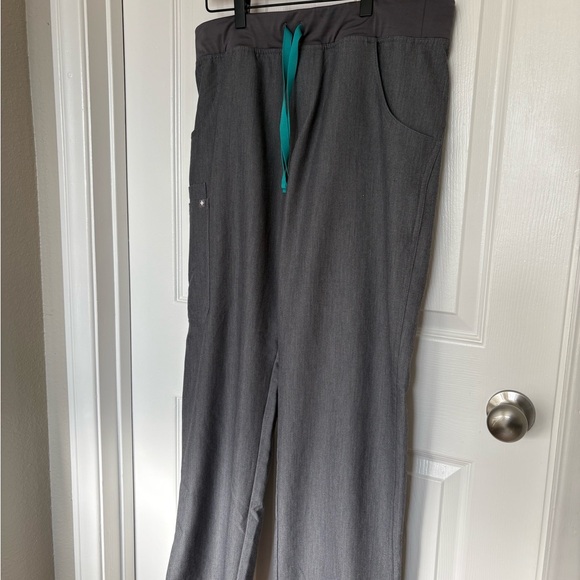 Figs Scrub Set - Heather GrayTechnical V-Neck Top with Pants - Picture 7 of 12